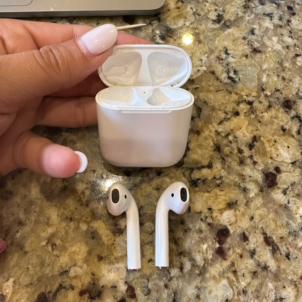 Apple AirPods second generation barely used and clean!
